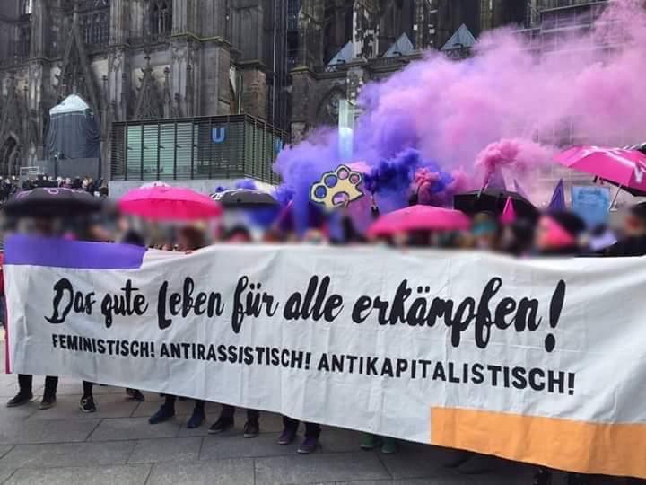 das gute Leben für alle erkämpfen steht auf einem Banner
