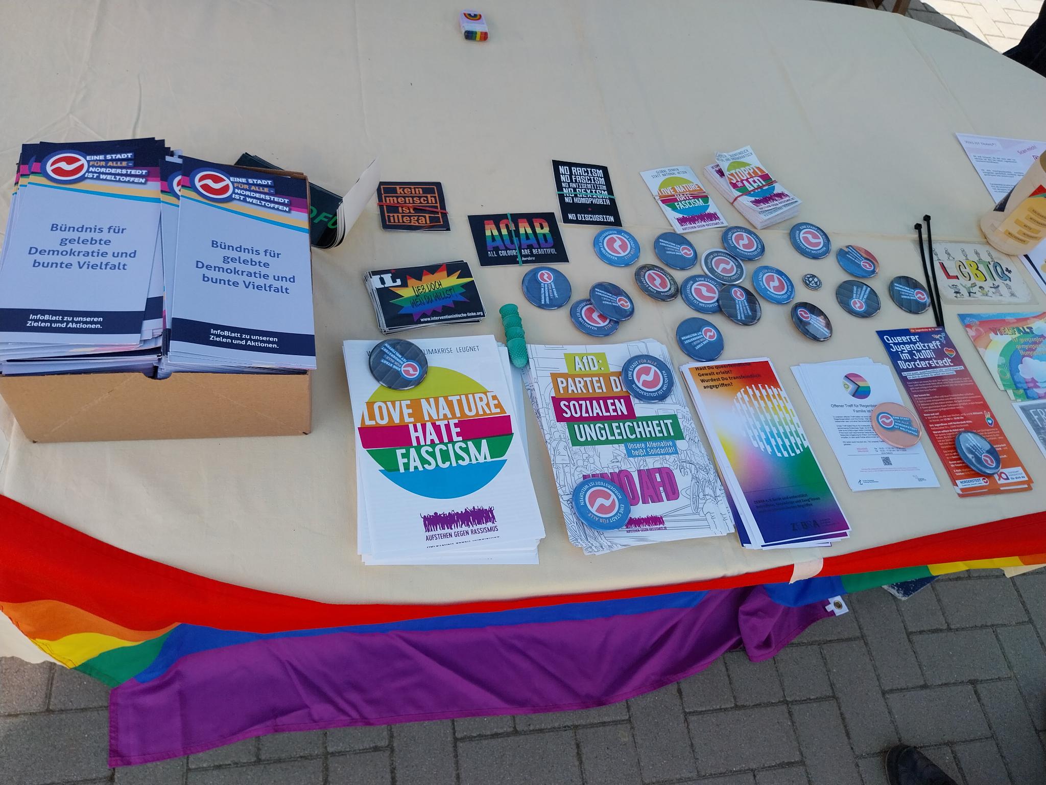 Flyer und Sticker am Stand