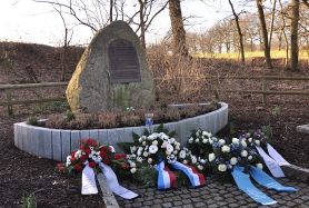 Kränze am Denkmal