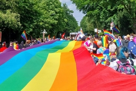 Regenbogenfahne und Menschen