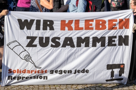 Transperent auf der Solidaritätsdemo mit der Letzten Generation in Mannheim. AUfschrifft: Wir kleben zusammen. Solidarität gegen jede Repression