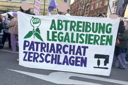 IL-Transpi auf der Demo zum 8. März 2025