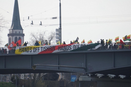 Hands Off Tshrin! Banner mit der Aufschrifft Hands Off Tshrin - Hands of Rojava an der Mannheimer Kurpfalzbrücke