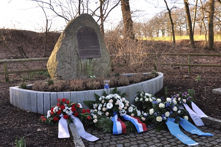 Kränze am Denkmal