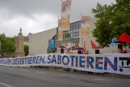 28 Meter langes Banner mit Aufschrift Verweigern. Desertieren. Sabotieren.