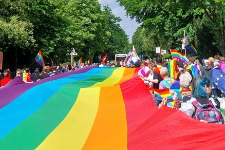 Regenbogenfahne und Menschen