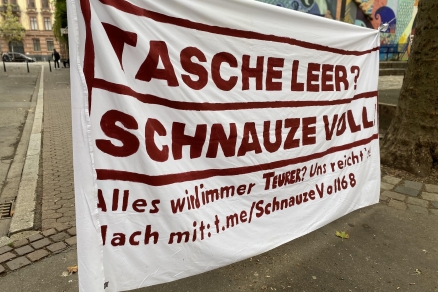 Wir haben die Schnauze voll! Transparent mit der Aufschrift "Tasche leer? Schnauze voll!"