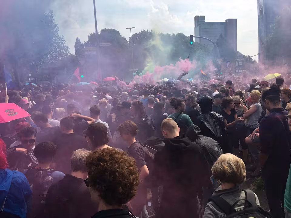 Von überall her ziehen am Morgen des 7. Juli Menschen zu Blockaden in Richtung Hamburger Innenstadt