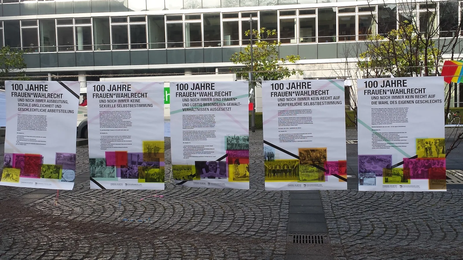 100 Jahre Frauen*wahlrecht... Wir wollen mehr! Plakate nebeneinander