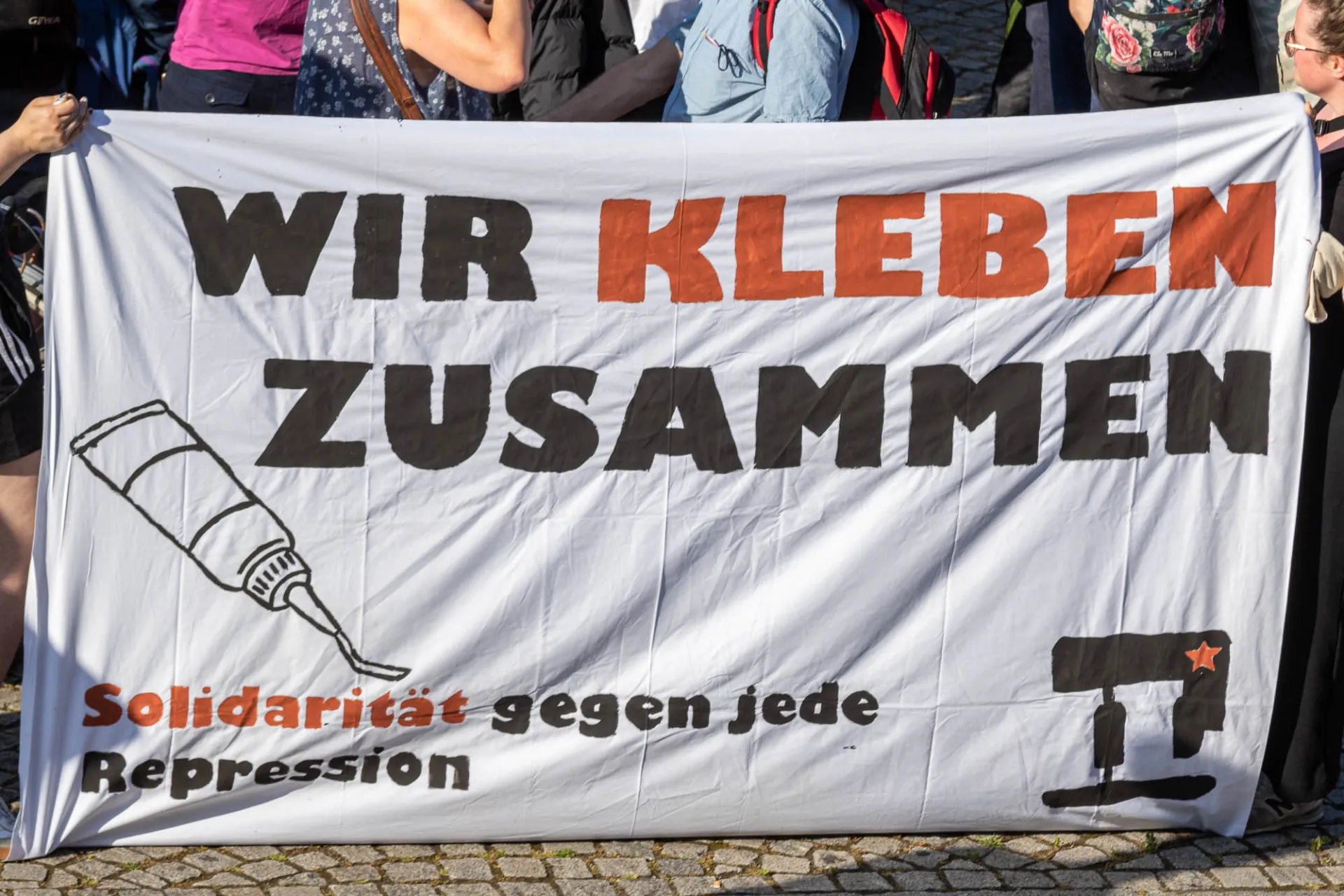 Wir kleben zusammen