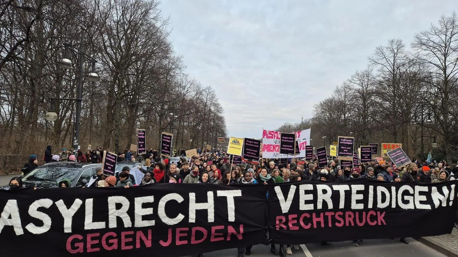 Große Demonstration, vorne ein Banner mit Aufschrift "Asylrecht verteidigen - gegen jeden Rechtsruck"