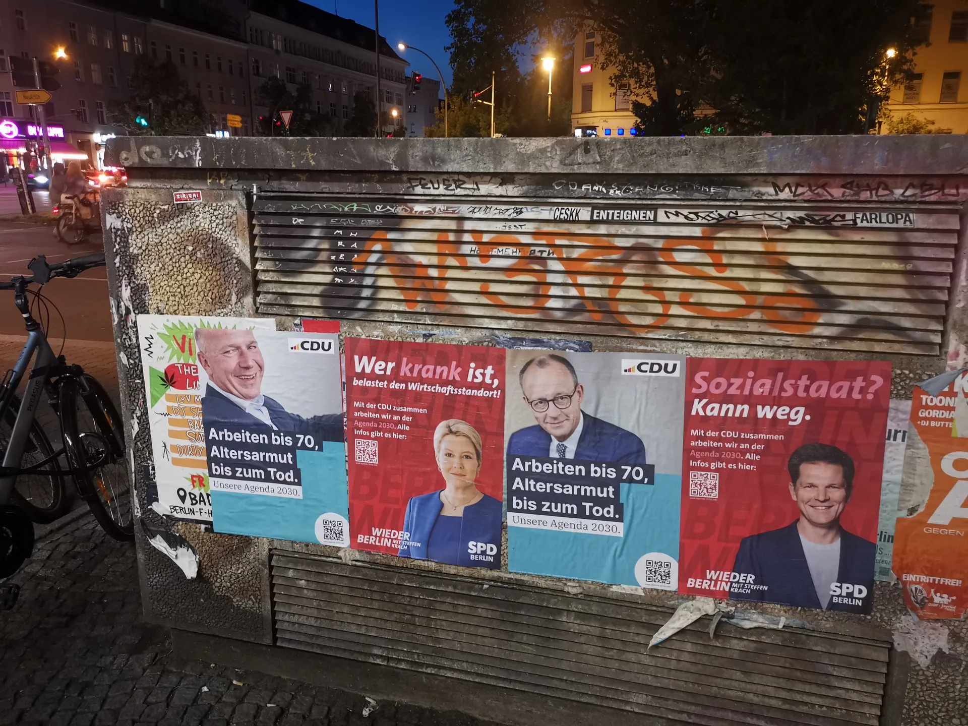 Stromkasten auf dem Adbusting Plakate kleben z.B. Arbeiten bis 70. Altersarmut bis zum Tod. Unsere Agenda 2030 CDU.