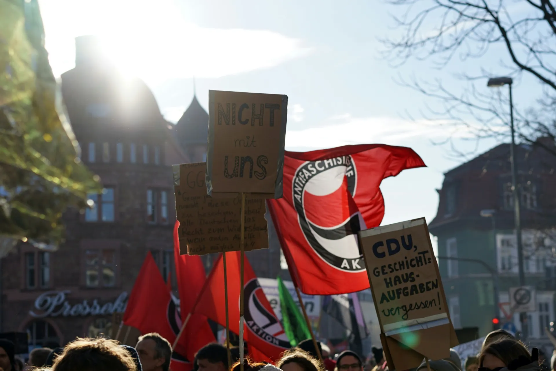 Menschen mit Fahnen auf einer Demonstration