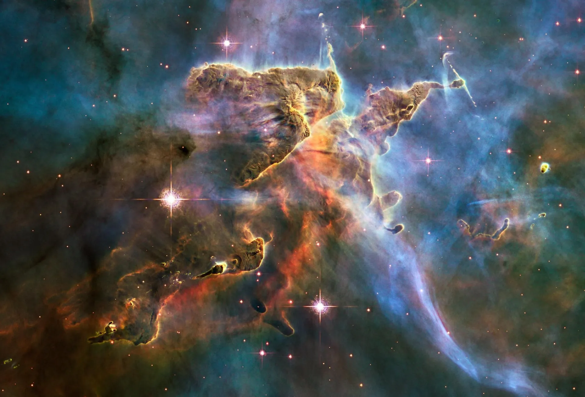 Bild vom Weltraum Teleskop Hubble. Verschiedne blitzende Sterne und blauer Nebel ist zu sehen.