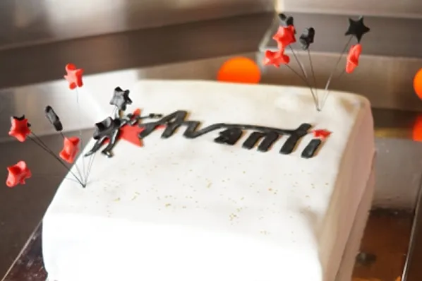 Kuchen mit Avanti Aufschrift
