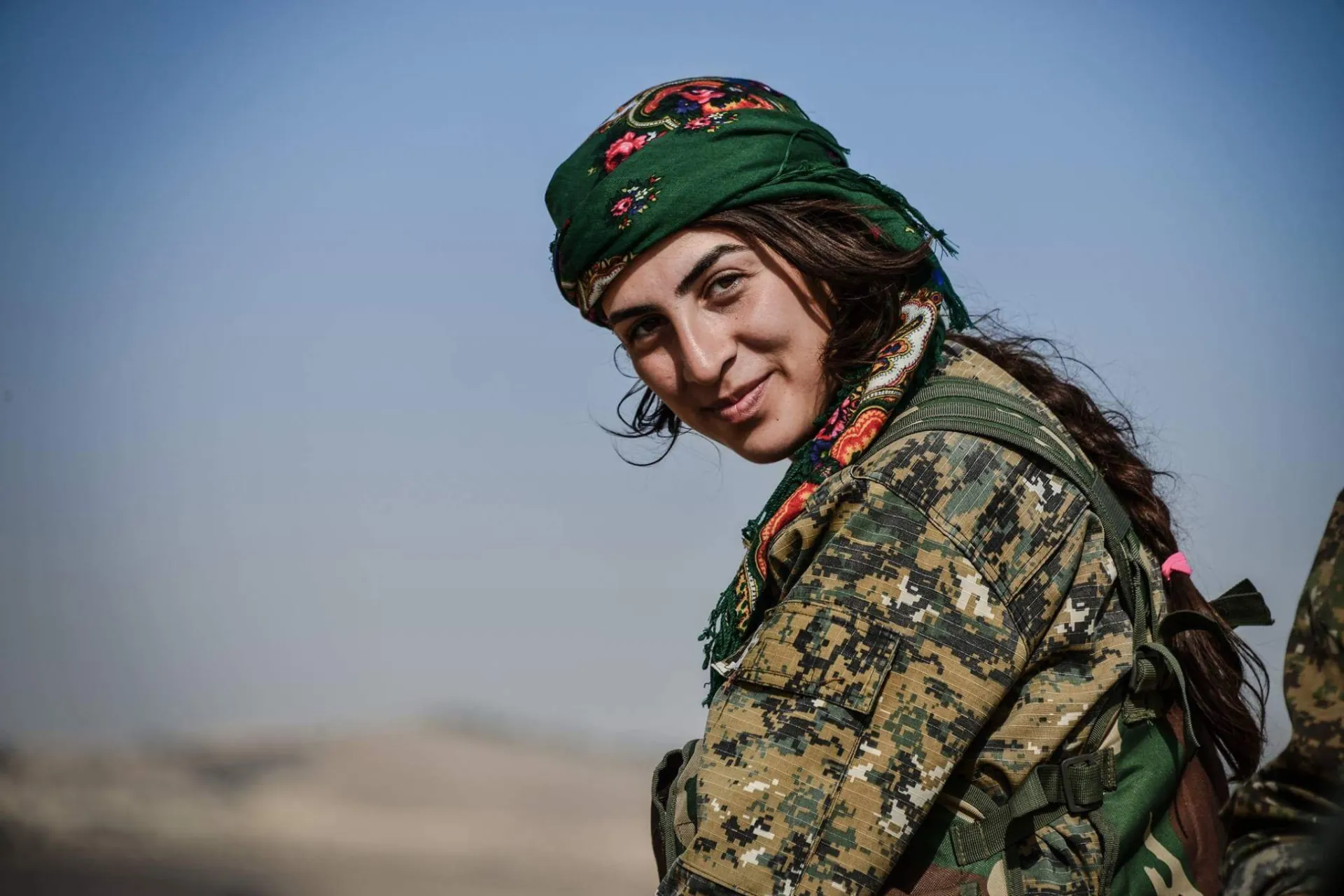 YPG Kämpferin lächelnd in Uniform