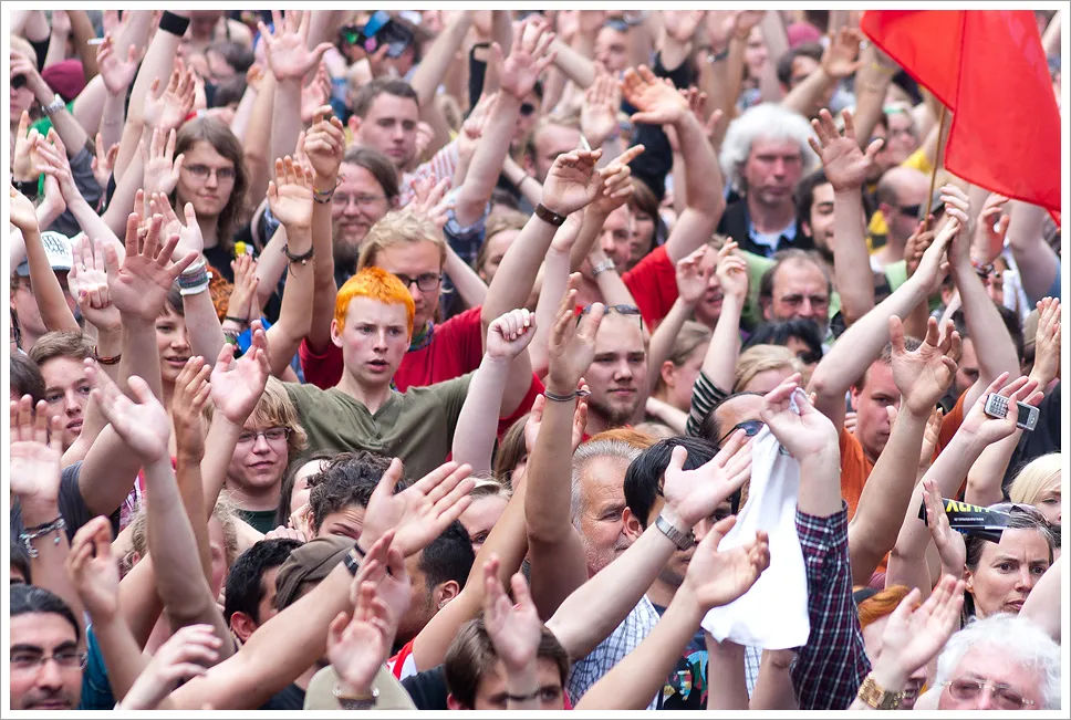Blockupy 2012 "Mit Vielen, mit Leidenschaft und Spaß kämpfen wir für eine bessere Welt außerhalb der Parlamente."