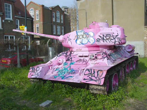 Alter panzer, der pink besprüht würde und viele Graffiti tags auf sich hat.