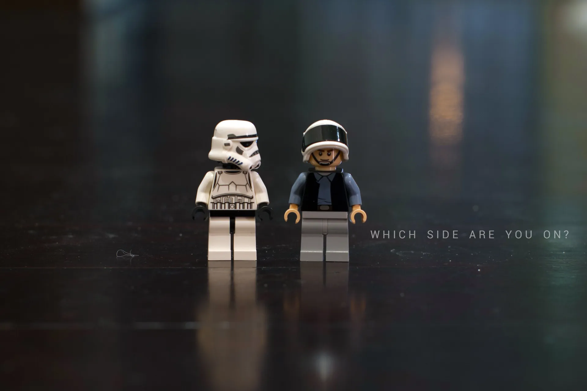zwei Star Wars Legofiguren links Rebell rechts Imperium, daneben die Frage Which side are you on?