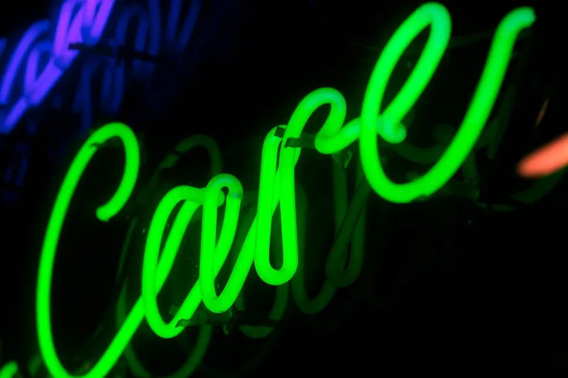 grüne Neonschrift Care