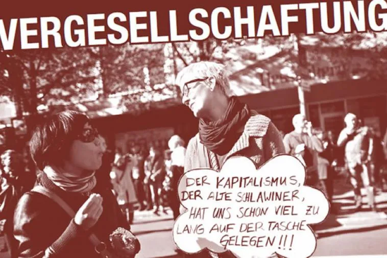 eine Demonstrantin hält ein Schild mit der Aufschrift Der Kapitalismus, der alte Schlawiner, hat uns schon viel zu lange auf der Tasche gelegen!!!