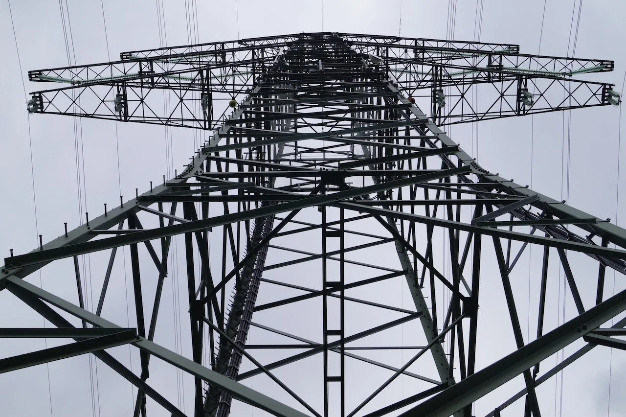 Foto von einem Strommast aus Froschperspektive