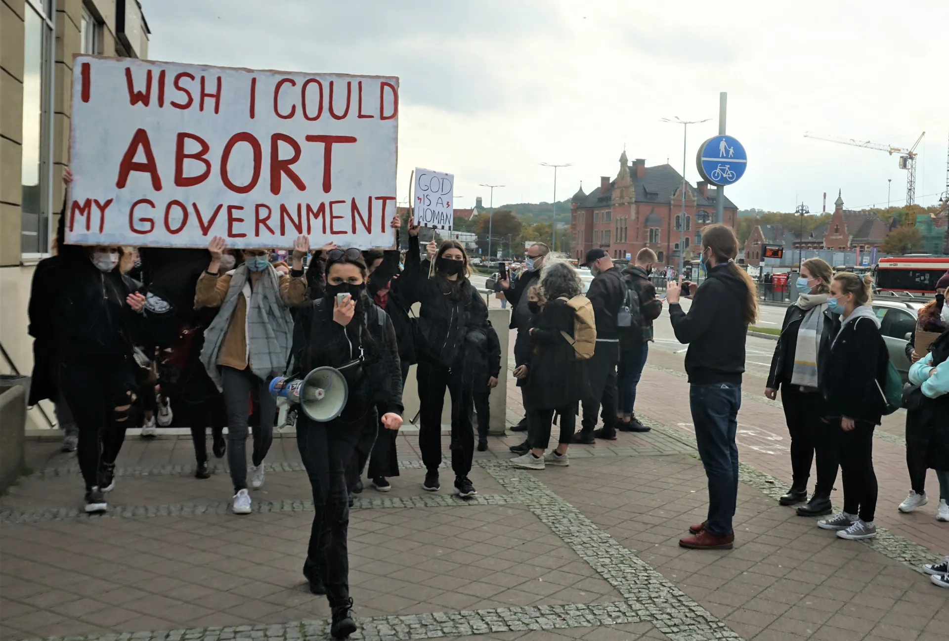 Demonstrierende, auf einem Schild steht I wish I could abort my government