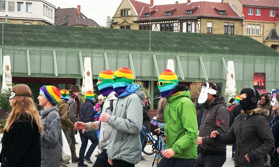 Demozug mit Regenbogen-Hassis