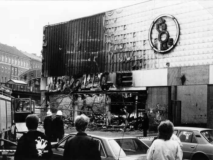 verkohlte Ruine eines Supermarkts