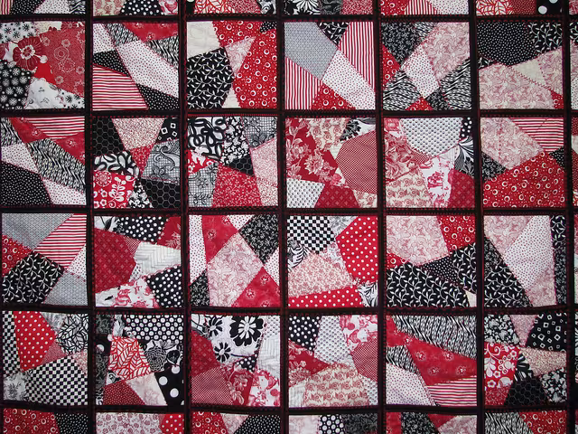 rot-schwarze Patchworkdecke