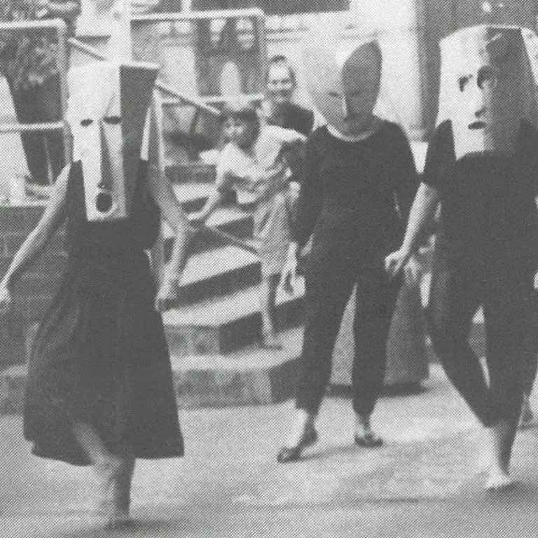 Menschen mit großen Masken über den Köpfen
