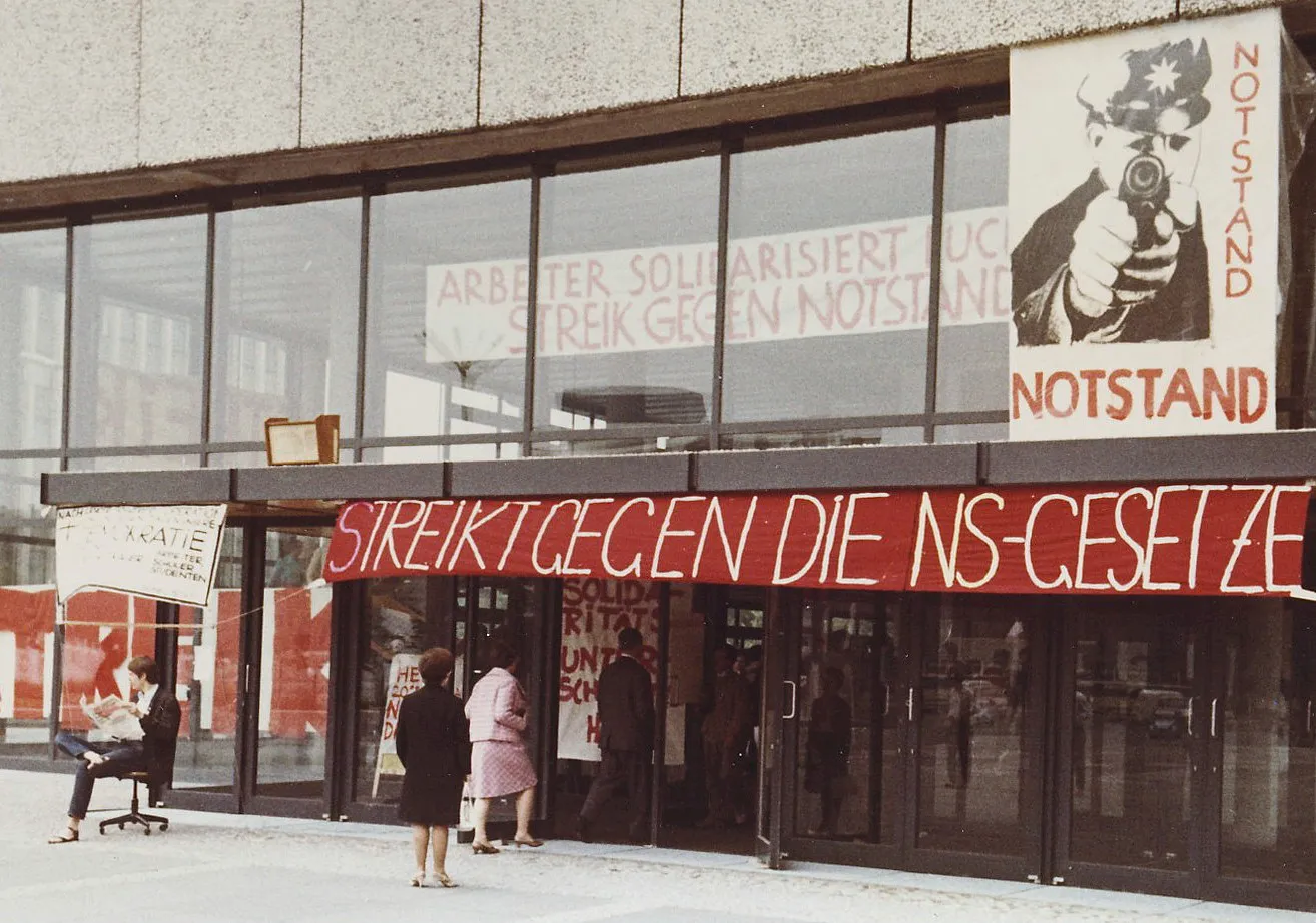 Eingang der TU Berlin mit Banner "Streik gegen die Notstandsgesetze"