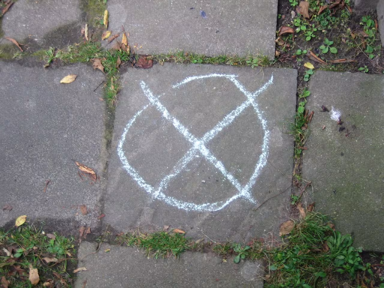 Bodenfliesen aus Stein, darauf ein Wahlkreuz (Kreuz auf Kreis)