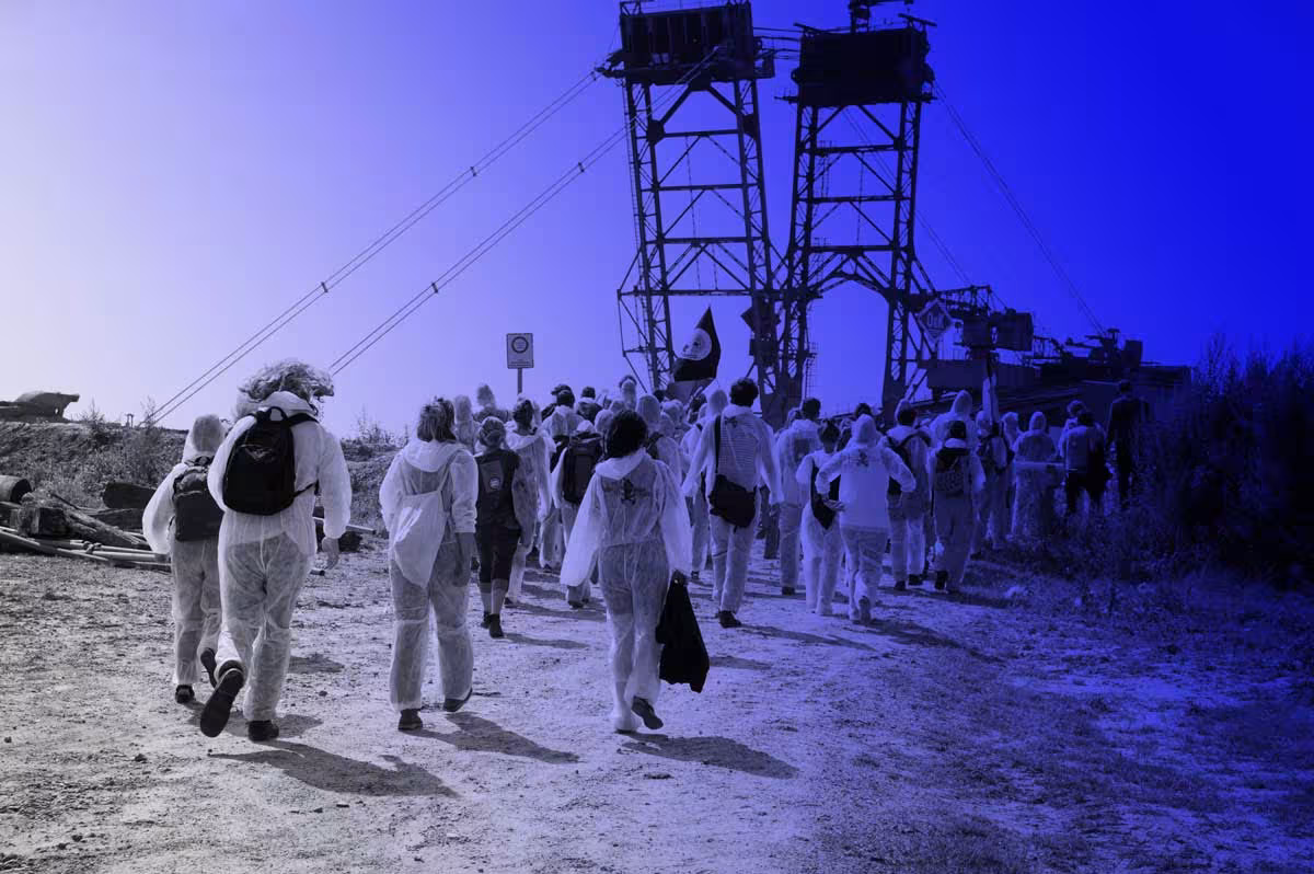 Ende Gelände: Menschen vor Bagger