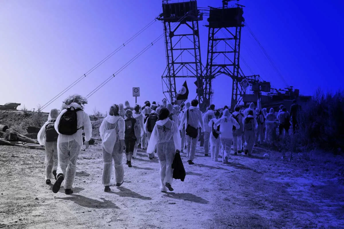 Ende Gelände: Menschen vor Bagger