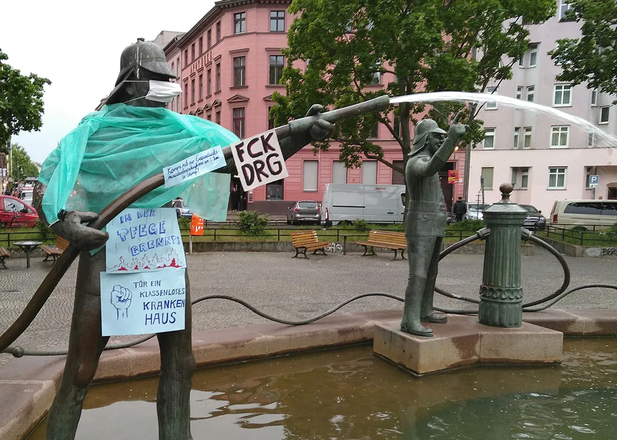 Verkleidete Feuerwehr-Brunnenstatue