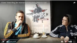 IL Vlog interview. Zwei Menschen sitzen mit Mikros an einem Tisch