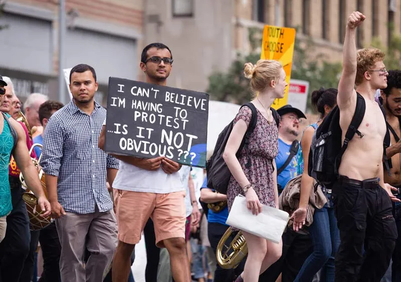 Demonstration Schild mit Aufschrift:  I can't believe im having to protest... Is it not obvious