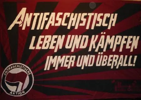 Banner Antifaschistisch leben und kämpfen immer und überall