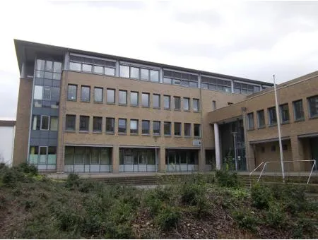 Gerichtsgebäude, modern groß viele Fenster
