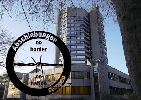 Hochhaus in Göttingen Logo Abschiebungen stoppen - no border