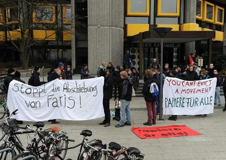 Protestierende mit Transparenten
