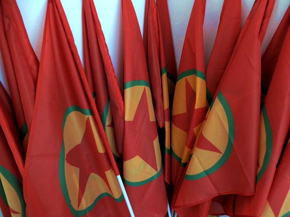 Rote PKK Fahnen nebeneinander