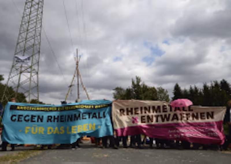 Protestierende Menschen mit Transparenten