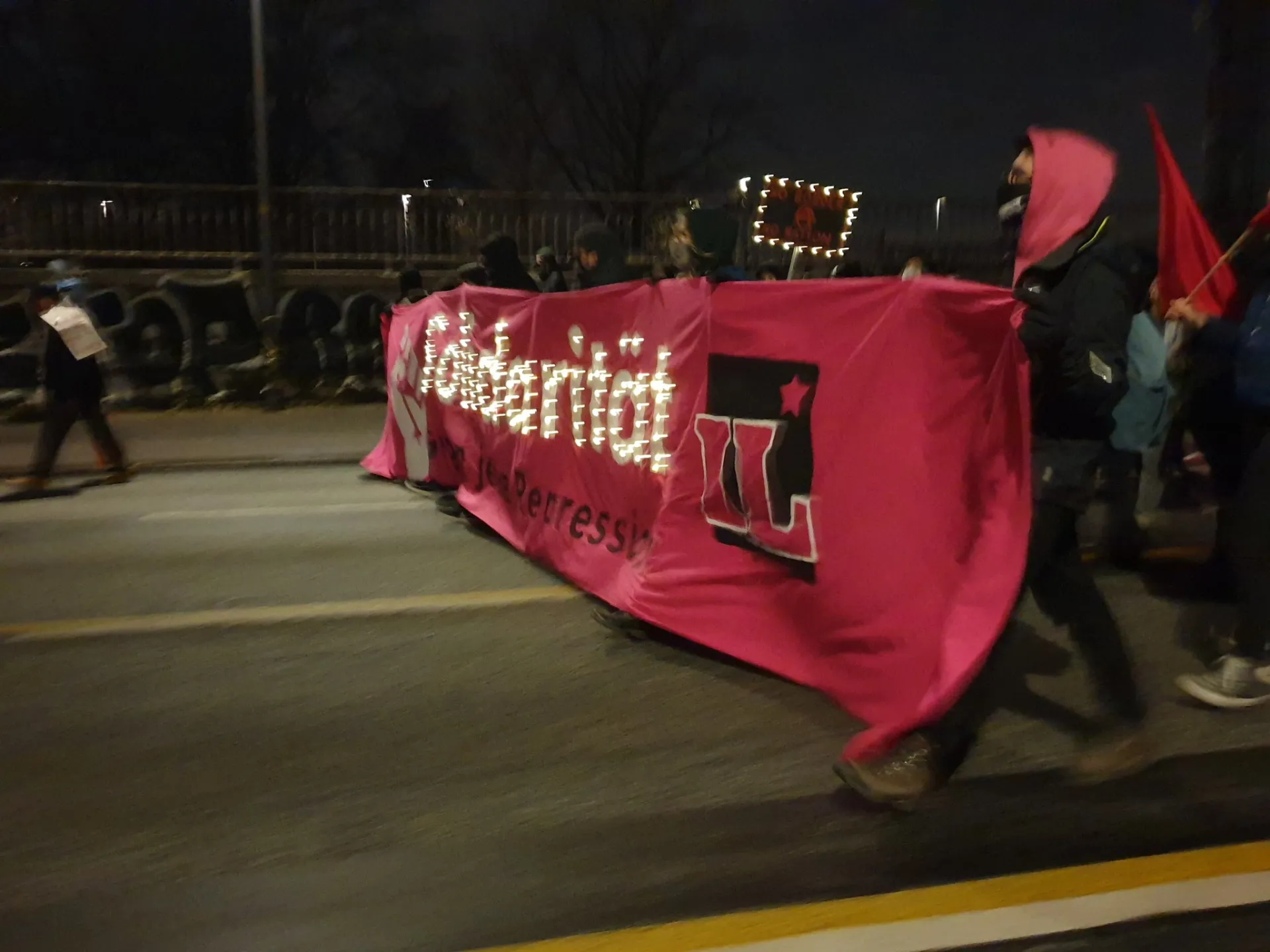 Solidarität Banner. Die Buchstaben bestehen aus leuchtenden Lichterketten