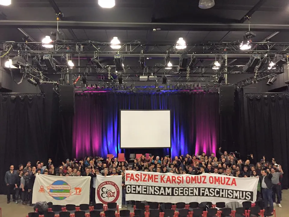Menschen mit Transparent: Gemeinsam gegen Faschismus