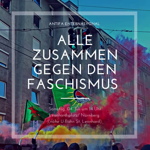 Kurdische Fanen grün, gelb, roter rauch. Häuserfassade im Hintergrund