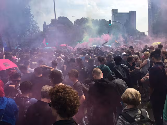 Von überall her kommen am Morgen des 7. Juli Menschen zu Blockaden des Gipfels