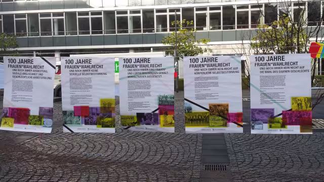 100 Jahre Frauen*wahlrecht... Wir wollen mehr! Plakate nebeneinander
