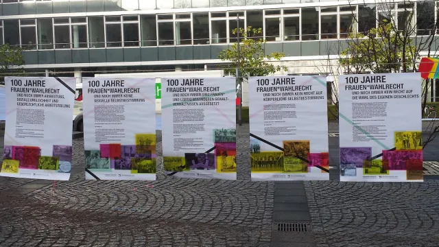 100 Jahre Frauen*wahlrecht... Wir wollen mehr! Plakate nebeneinander
